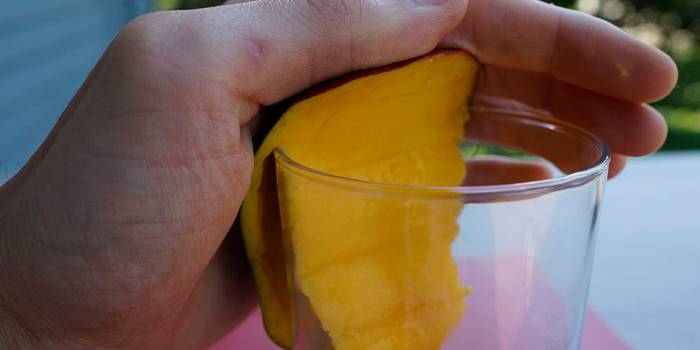 Чистка манго стаканом