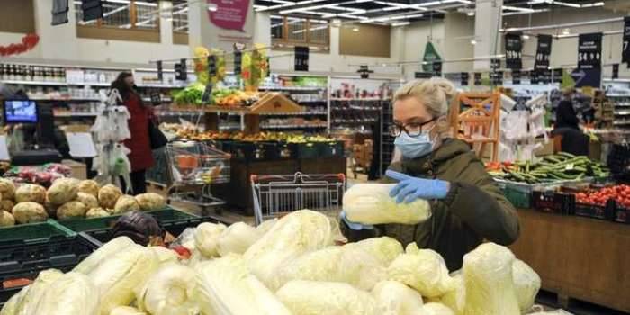 Девушка в маске в супермаркете
