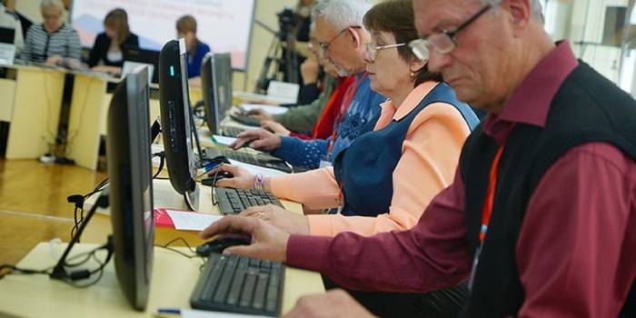 Пожилые люди за компьютером