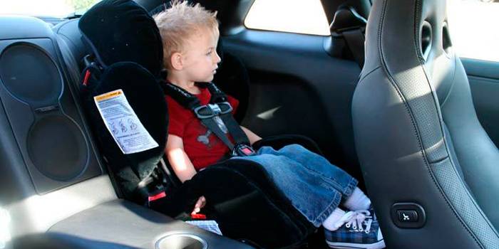 Ребенок в детском кресле в машине