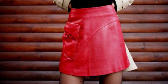 Красная мини-юбка
