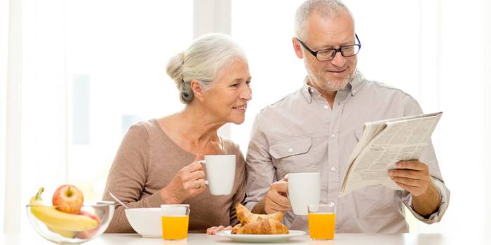 Пенсионеры завтракают