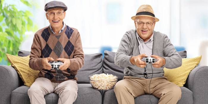 Пенсионеры играют в видеоигру