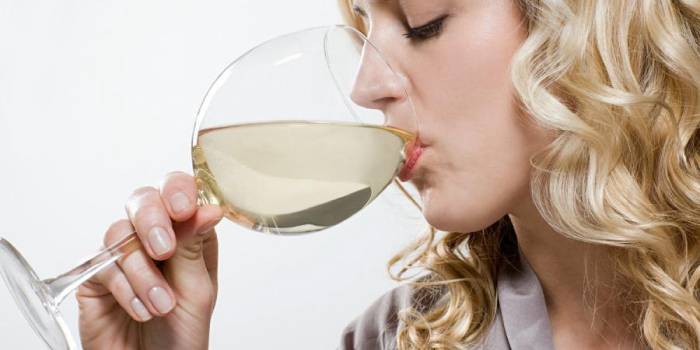 Девушка с бокалом белого вина