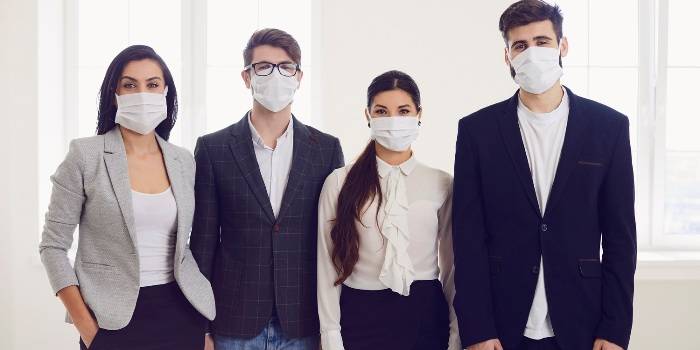 Люди в медицинских масках