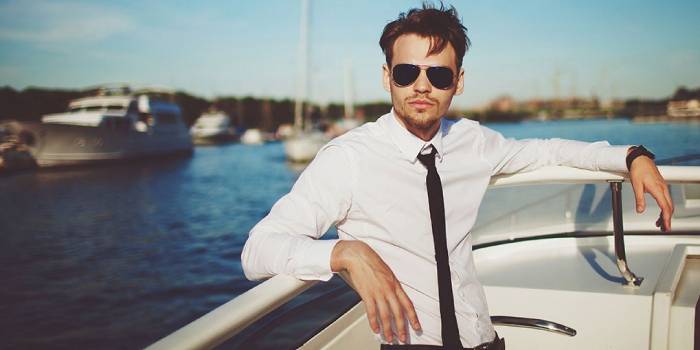 Мужчина в солнцезащитных очках на яхте