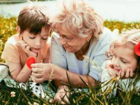 5 важных вещей, которым бабушки и дедушки могут научить внуков