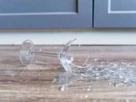 Как безопасно убрать разбитое стекло