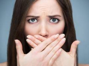 Что вызывает неприятный запах изо рта, как его устранить