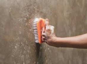 Как очистить крашенные стены