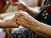 Новые правила выплаты компенсаций по уходу за инвалидами и пенсионерами