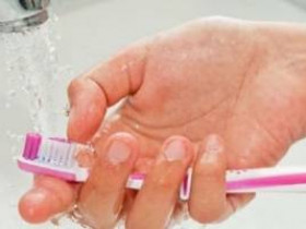 Как очистить зубную щетку