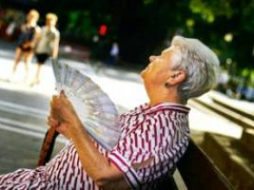 Почему пожилые люди более уязвимы к жаре