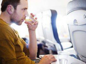 5 напитков, которые лучше не пить в самолете