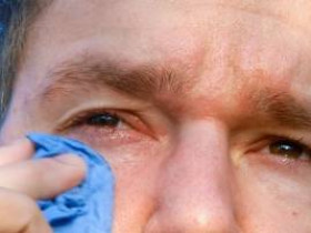 Слезящиеся глаза: причины и способы их лечения