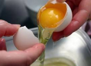 Как разбить яйцо, не разбив желток