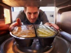 9 вещей, которые нельзя ставить в микроволновую печь