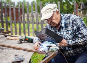 Какие льготы положены пенсионерам ветеранам труда РФ