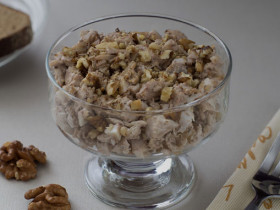 Салат с курицей и орехами - пошаговые рецепты приготовления с виноградом, сыром, бананом или черносливом