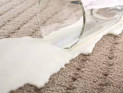 Как удалить пятна от молока: диваны, ковры и одежда